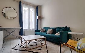 Modern 1 Bedroom Apartment Near The Metro.